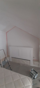 Photo de galerie - Peinture mur et tête de lit 
application d'un primaire d'accrochage sur le meuble en bois prêt peint 