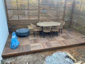 Photo de galerie - Terrasse bois ainsi que panneaux clôture bois 