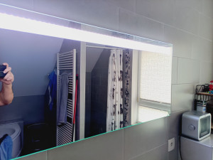 Photo de galerie - Remplacement vieille éclairage miroir par bandeau led