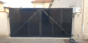 Photo de galerie - Portail en fer forgé fait par mes soins. je peux vous fabriquer  Quasiment tous types de pièces. 