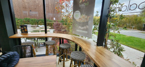 Photo de galerie - Mange-debout sur mesure 