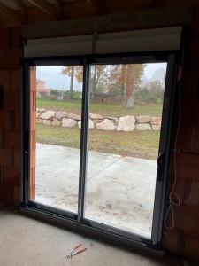Photo de galerie - Pose d’une baie vitrée deux coulissants sur maison neuve.