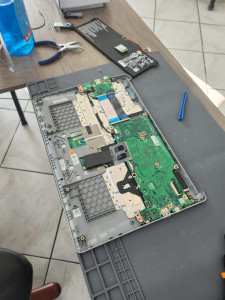Photo de galerie - Changement d'un clavier d'un ordinateur portable.