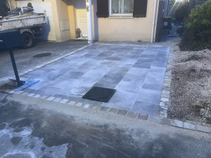 Photo de galerie - Dalle béton carrelage bordure 