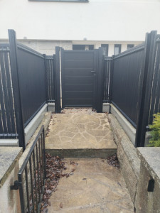 Photo de galerie - Portillon et clôture rigide avec plaque de soubassement et occultants PVC.