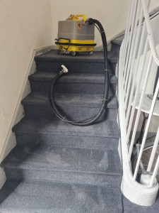 Photo de galerie - Nettoyage de la moquette du couloir et escalier a la shampouineuse 