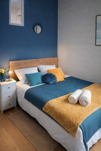 Photo de galerie - Préparation d'un lit avec parure lavée et repassée 