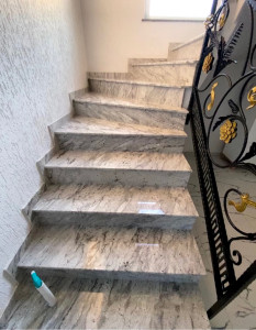 Photo de galerie - Nettoyage des escaliers chez un client