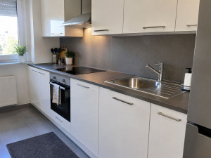 Photo de galerie - Cuisine propre et bien entretenue. Nettoyage des plans de travail, de l’évier, des plaques de cuisson et des meubles. Travail soigné et sérieux. ?