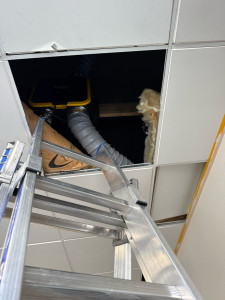 Photo de galerie - Installation de vmc et extracteur d’air dans un laboratoire dentaire.