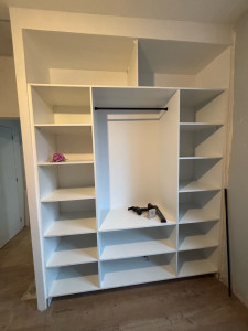 Photo de galerie - Réalisation et aménagement d’un dressing sur mesure dans une niche prévue à cet effet, avec optimisation de l’espace et pose des rangements.