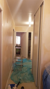 Photo de galerie - Décollage papier peint dans couloir 