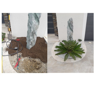 Photo de galerie - Aménagement massif minéral contemporain avec cycas et un superbe monolithe 