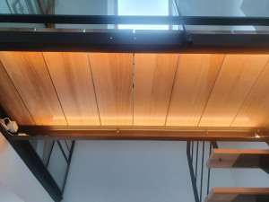 Photo de galerie - Installation de bandeau LED en éclairage architectural sous un escalier
