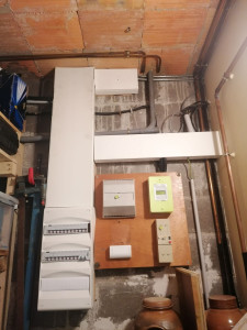 Photo de galerie - Transformation de tableau électrique pour remise au normes. Il y avait 2 tableaux hors d atteinte normale. Pour rappel le dernier disjoncteur acceccible doit être maxi à 1,80 m du sol!norme NFC15-100