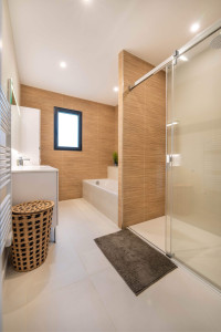Photo de galerie - Réalisation de cette salle de bain en carrelage imitation bois et grand carreaux au sol 