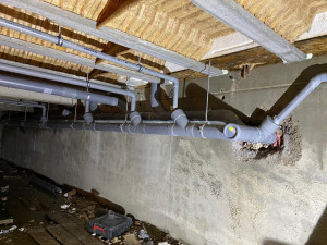 Photo de galerie - Installation de tuyaux d’évacuation dans un vide sanitaire 