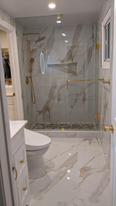 Photo de galerie - Rénovation salle de bain complète pose de bac à douche et toilette  avec pause et finition carrelage carrelage