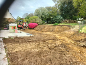Photo de galerie - Terrassement pour création d'une allée  gravillonnée devant la terrasse à La Roche Maurice 
