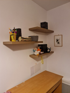 Photo de galerie - Finalisation des étagères créées pour optimiser l'espace de rangement du bureau écolier ou étudiant.