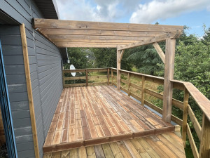 Photo de galerie - Nettoyage et ponçage d’une terrasse + création d’une autre terrasse sur pilotis 