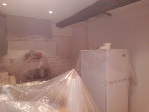 Photo de galerie - Voici une photo de réalisation de travaux dans une cuisine, je protège chaque chantier pour réaliser vos travaux. Si vous ne pouvez pas vous permettre de déplacer ou ranger vos affaires. 