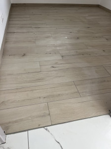 Photo de galerie - Pose de carrelage imitation parquet