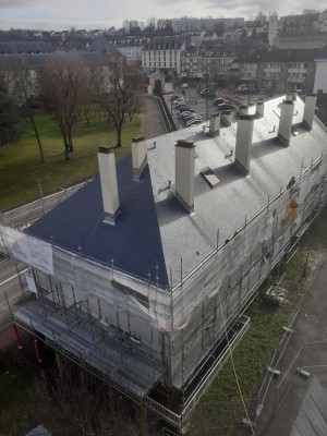Photo de galerie - 400 m² d'ardoise, 60m de goutières en zinc, 4 velux, 10 cheminées, 10 chatières et 10 ventilations