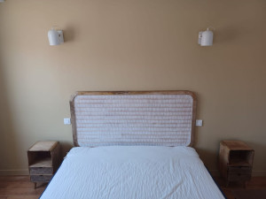 Photo de galerie - Peinture et fixation de la tête de lit au mur.
