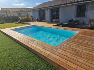 Photo de galerie - Terrasse bois pin US marron margelle bois autour de piscine