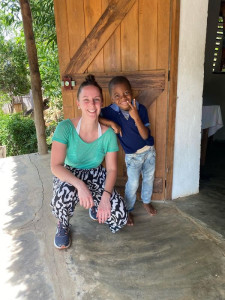 Photo de galerie - Mission humanitaire à Madagascar. De janvier à février, j’ai accompagné de jeunes enfants et adolescents dans une école. J’ai donné des cours, participé à des ateliers et délivre des soins médicaux. Merci à l’association Docenda ! 