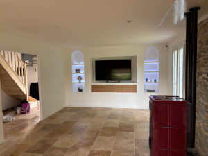 Photo de galerie - Rénovation d’un salon, doublage des murs, faux plafond avec spots led et niches avec éclairage led pour TV et étagères