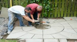 Photo de galerie - Dalles, chape, murettes, mur parpeings, mur brique, ceinture, enduit façade, crépi façade, pose portails, pose poteaux, margelles, chapeau, piscines béton