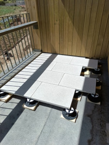 Photo de galerie - Pose de dalles (protection lourde) ainsi qu'étancheite bitumineuse et isolation des toitures Terrasses,balcons , résines.