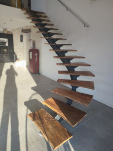 Photo de galerie - Fabrication d'un escalier avec un ipn 1/4 tournant et marche en châtaigner
