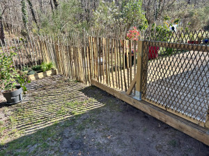 Photo de galerie - Création d une clôture et d un portillon en ganivelle 