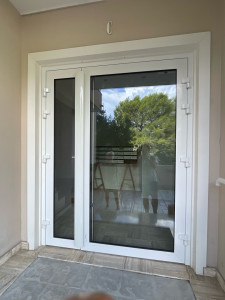 Photo de galerie - Pose d’une porte d’entrée de résidence avec accès par ventouse 