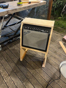 Photo de galerie - Fabrication d'un stand sur mesure pour ampli guitare Fender super Champ 