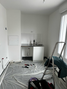 Photo de galerie - Mise aux normes et création des prises électriques dans une cuisine.