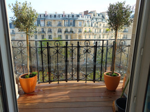 Photo de galerie - Terrasse en bois exotique sur balcon haussmannien 