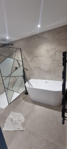 Photo de galerie - Renovation salle de bain
Pose carrelage
Pose baignoire semi îlot
Pose bac de douche et vasque et paroi de douche 