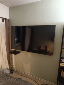 Photo de galerie - Installation tv  162 cm , support box et Goulotte électrique pour cacher les fils.