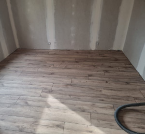 Photo de galerie - Pose des placo et du parquet dans la suite parentale en cours de création.
