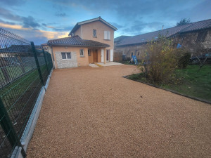 Photo de galerie - Réalisation de la cour des pavés ainsi que du grillage soude