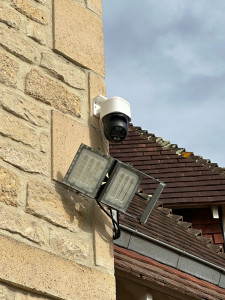 Photo de galerie - Installation de caméras connectées et éclairage extérieur