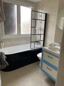 Photo de galerie - Baignoire vasque parois de douche toilette 