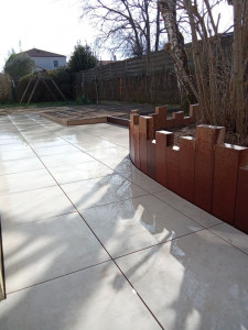 Photo de galerie - Création final jardin extérieur carrelage céramique bois barrière végétal gazons