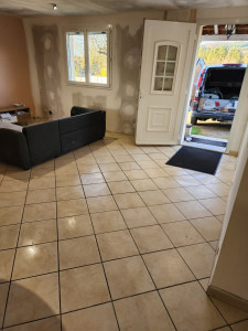 Photo de galerie - Reprise carrelage après démolition d'un îlot d'entrée.