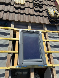 Photo de galerie - Voici quelques étapes pour la pose d’un Velux sur tuiles mécanique