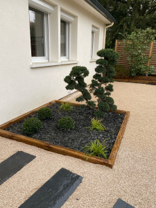 Photo de galerie - Plantation, pose de nidagravel, pas japonais ardoise, création de bordure en bois, pose de panneau en bois 